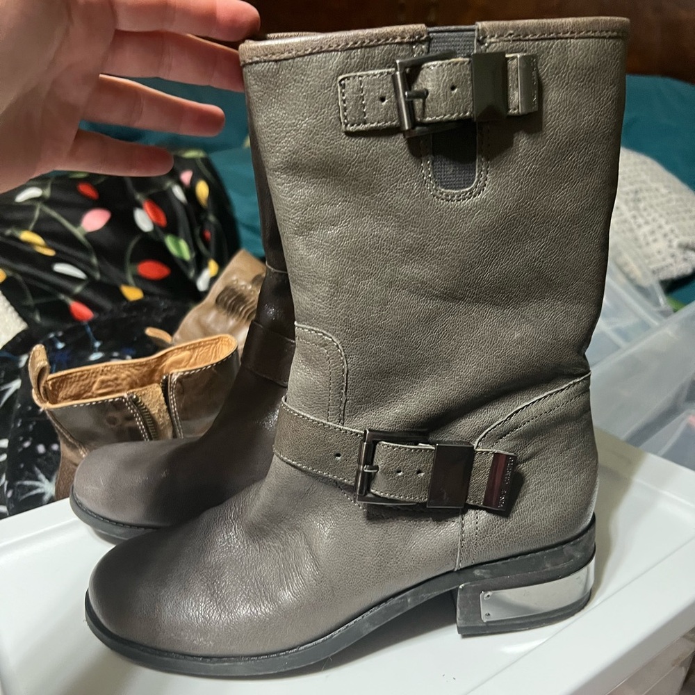 Like New Vince Camaro ankle boots in moonstone grey color, size 8.5